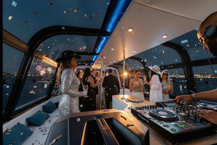 New Year’s Eve Luxury Boat – DJ, Pizza & Open Bar