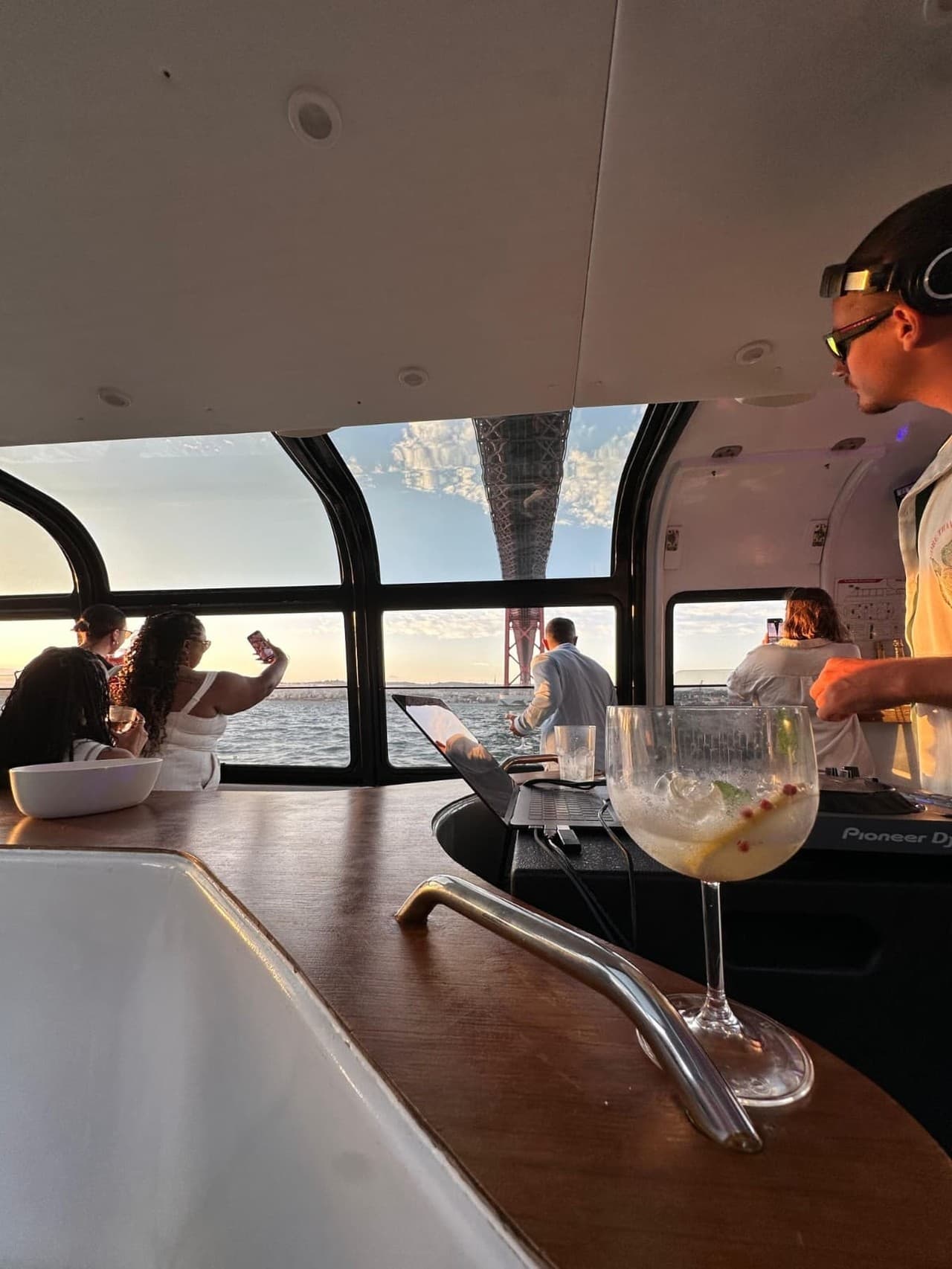 Lisbon Sunset DJ Party – Luxury Boat, Pizza & Open Bar - Image 5