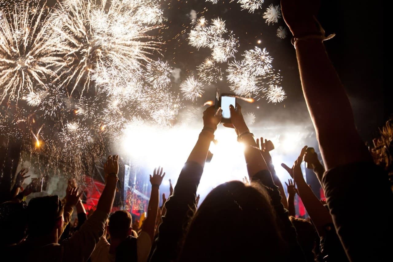 🎆 New Year’s Eve Luxury Boat – DJ, Buffet & Open Bar - Image 17