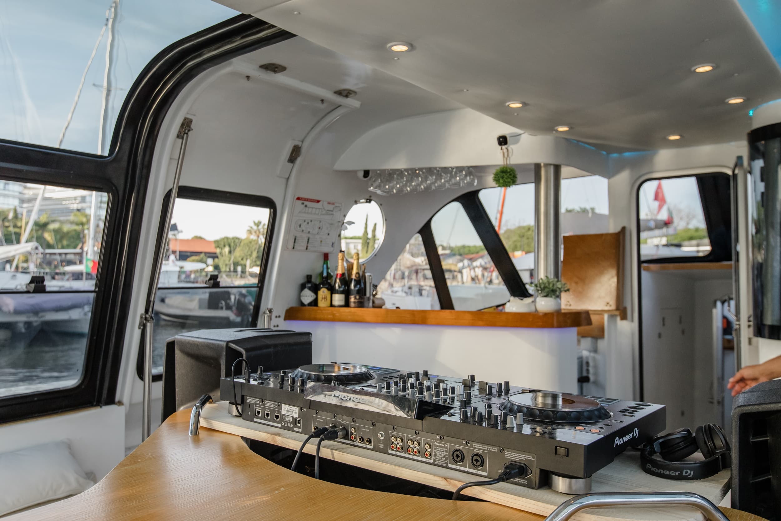 🎆 New Year’s Eve Luxury Boat – DJ, Buffet & Open Bar - Image 20