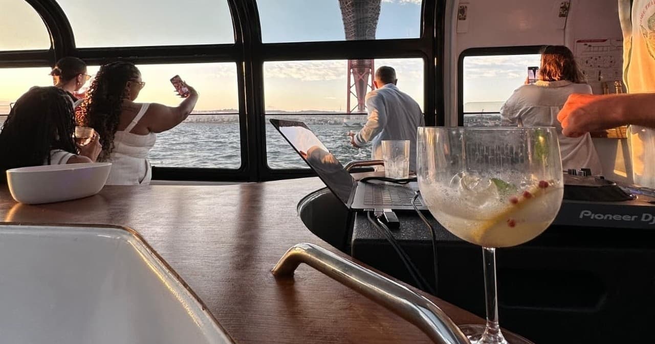 Lisbon Sangria – Exclusive Luxury Cruise with Pizza & Music - Image 3