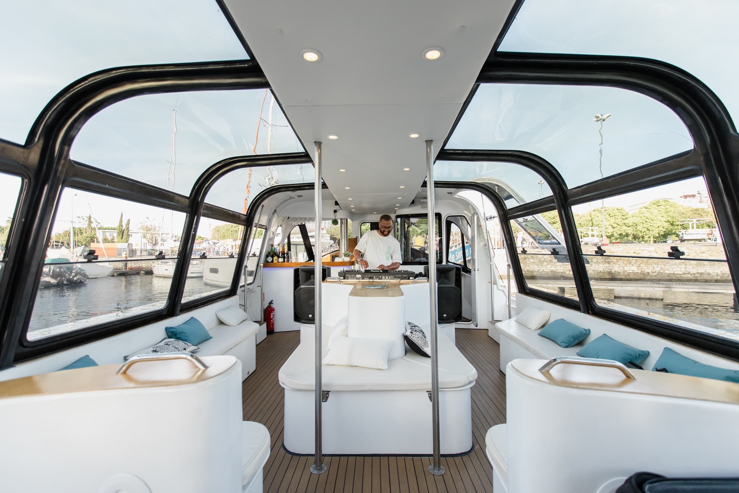 🎆 New Year’s Eve Luxury Boat – DJ, Buffet & Open Bar - Image 19