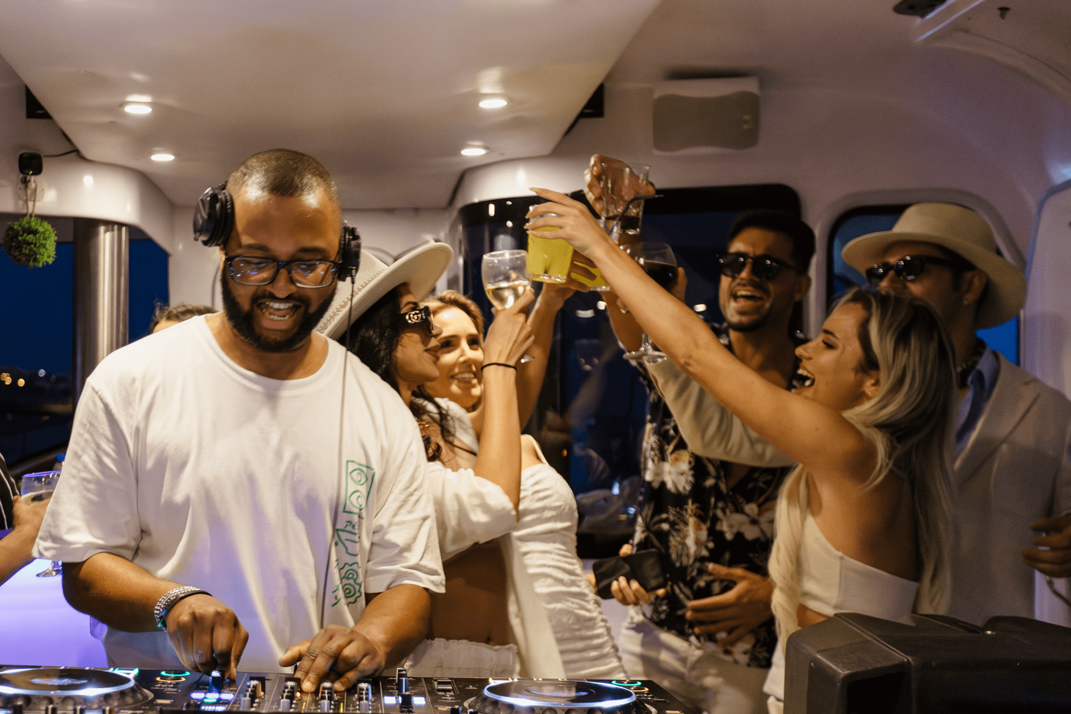 Lisbon Sunset DJ Party – Luxury Boat, Pizza & Open Bar - Image 7