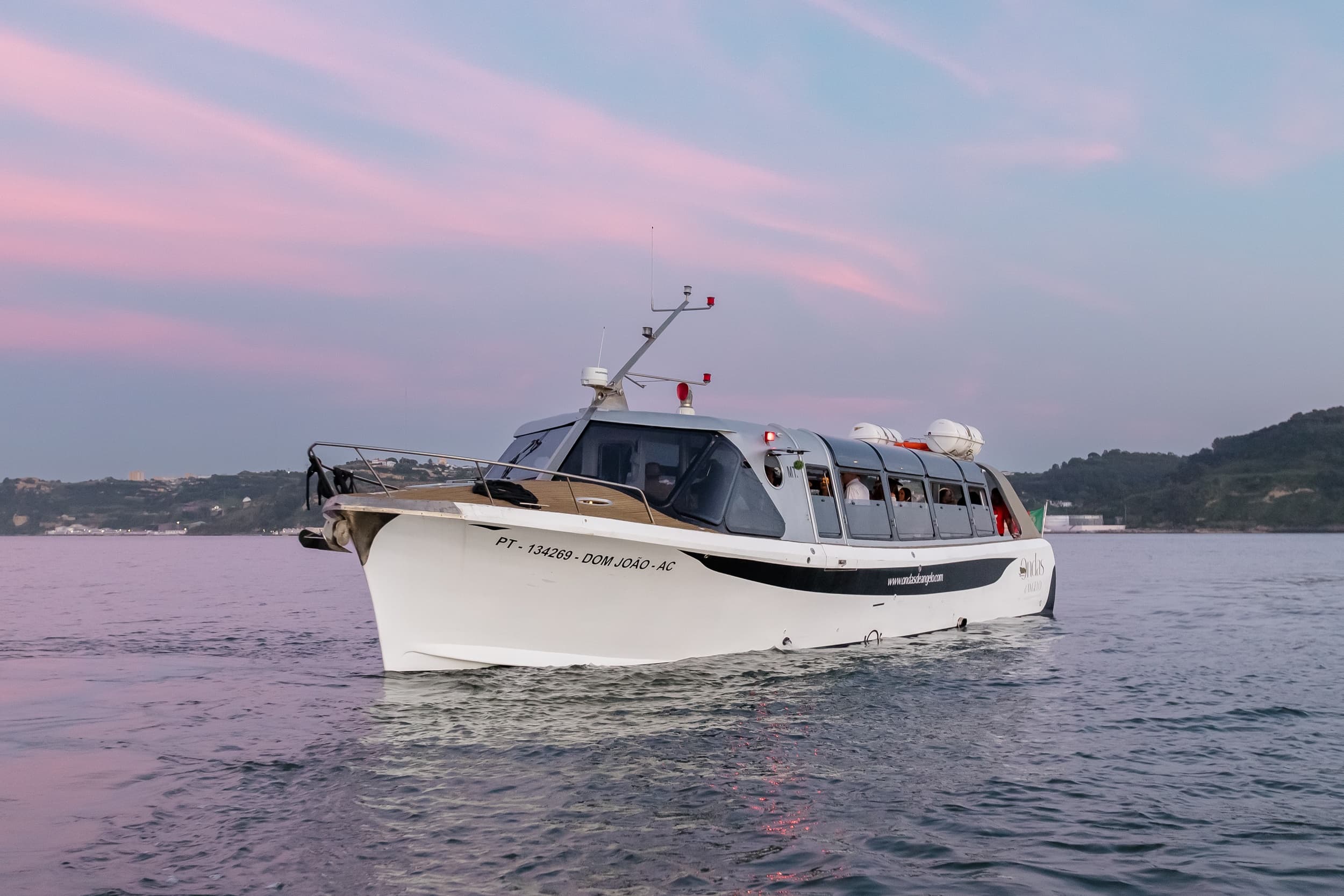 Lisbon Night DJ Party on a Luxury Boat – Sangria & Open Bar