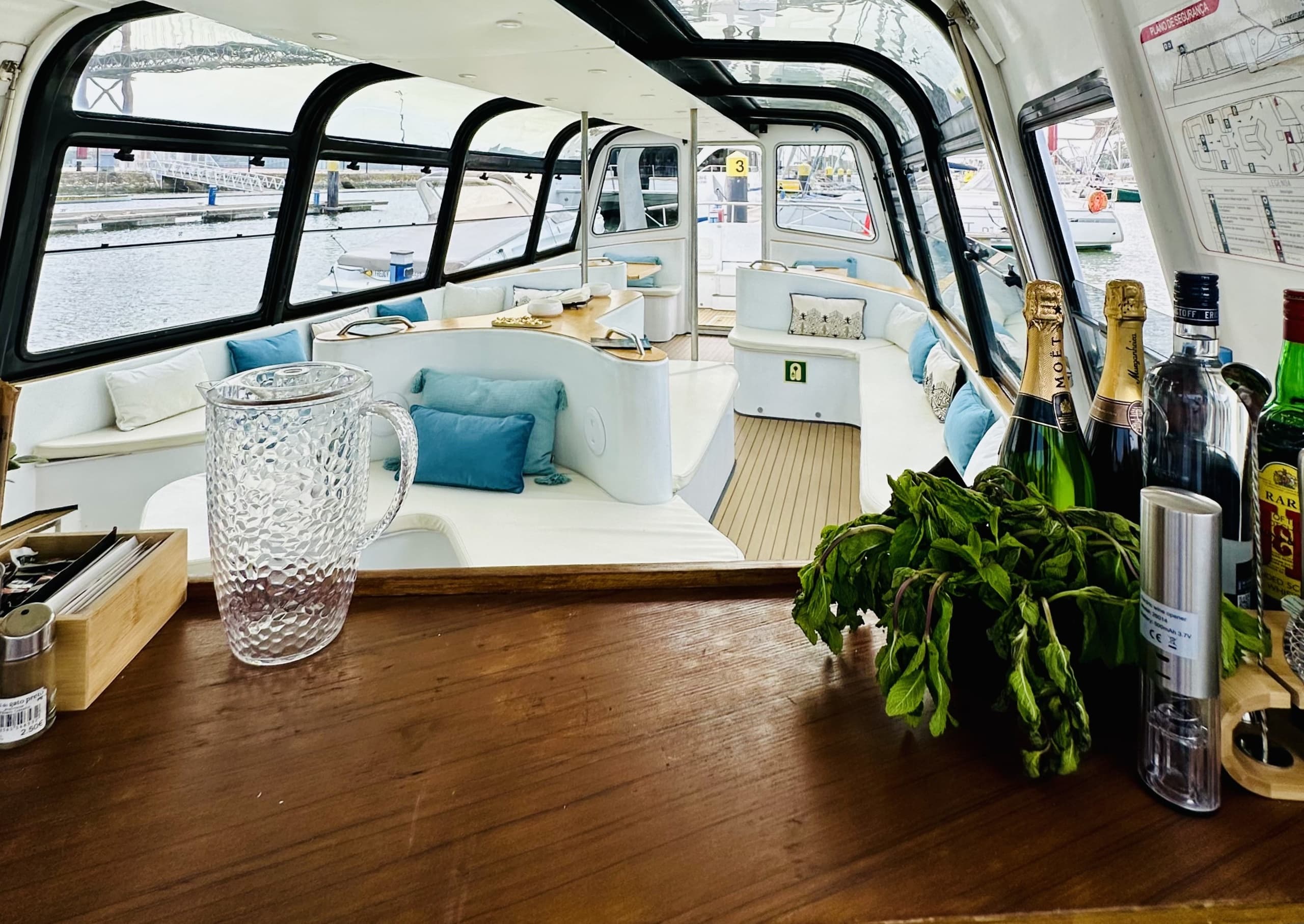 🎆 New Year’s Eve Luxury Boat – DJ, Buffet & Open Bar - Image 14